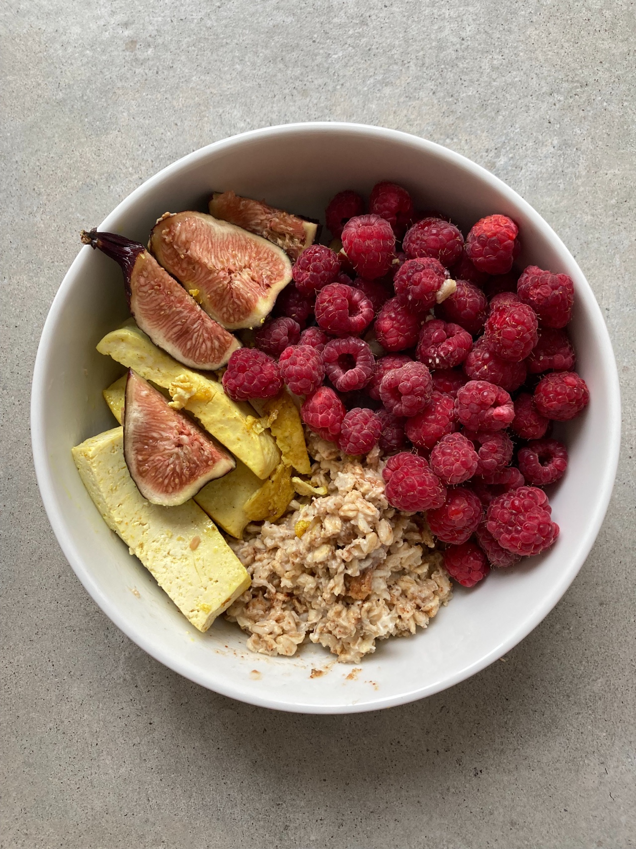 Porridge mit Tofu und Himbeeren