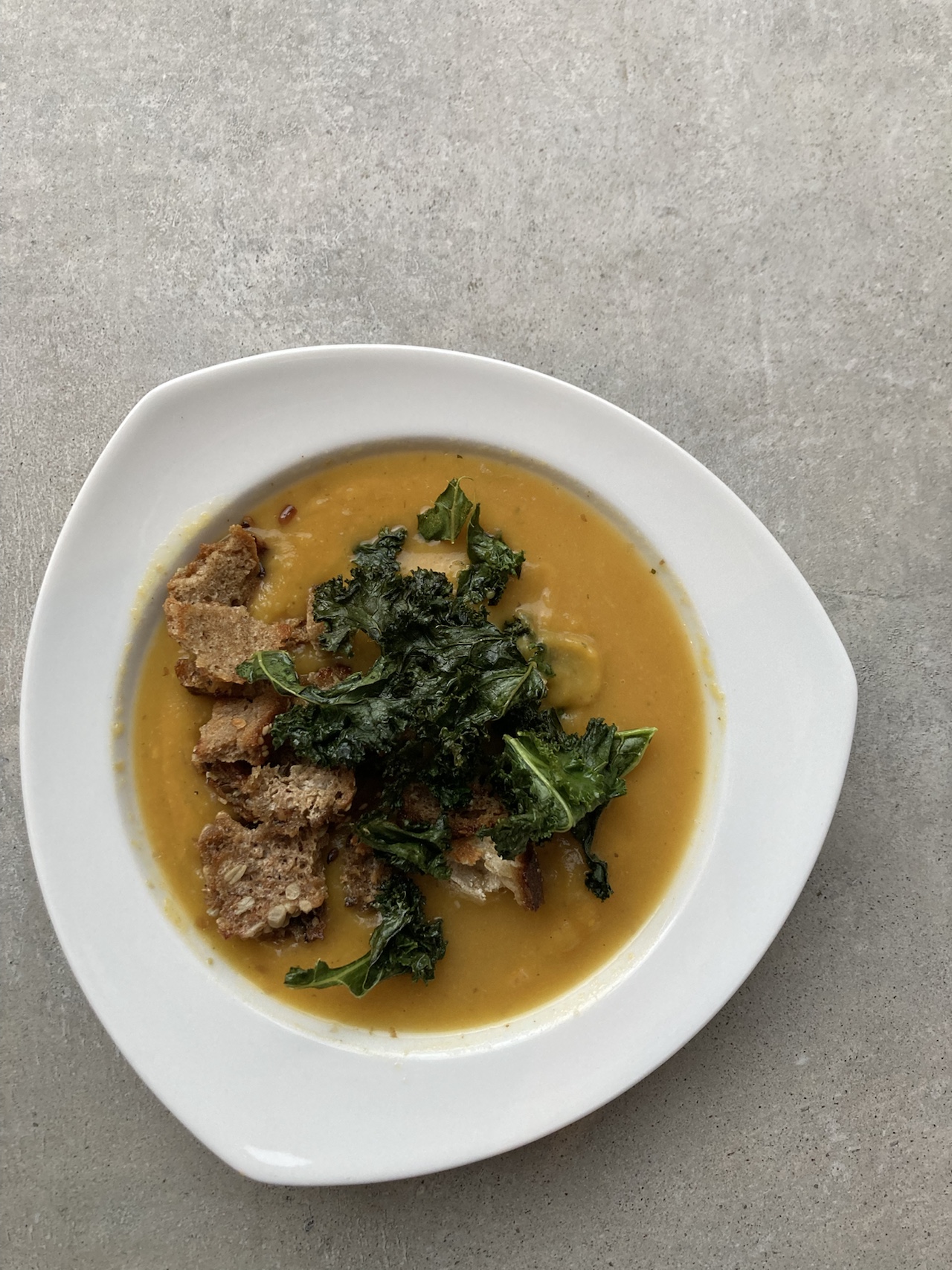 Kürbissuppe mit Grünkohlchips
