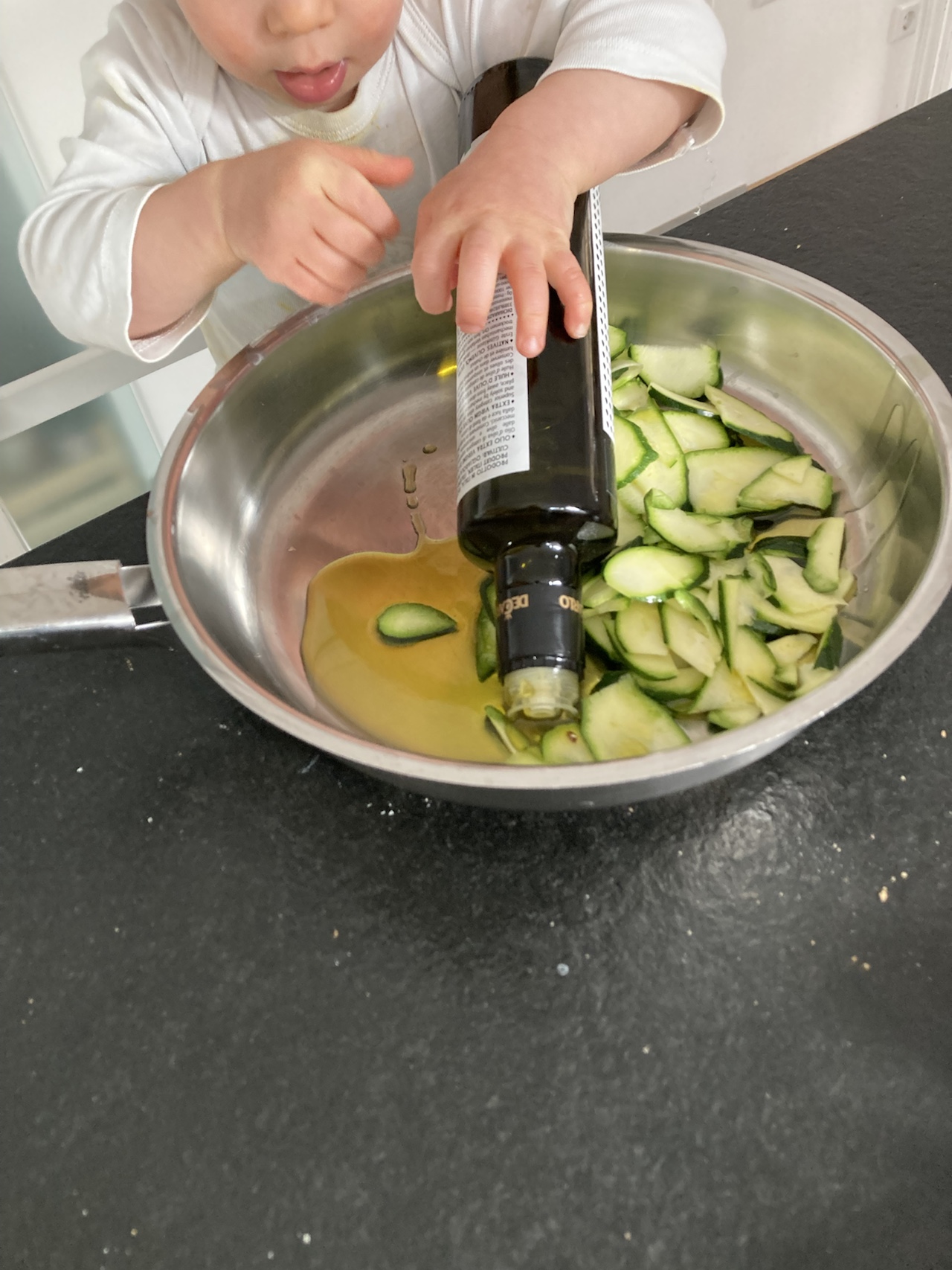 Olivenöl in die Pfanne